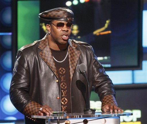 Busta Rhymes presenting the DJ of the Year award to DJ AM at the BET hip hop awards 2009